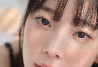 在Kang Inkyung的作品中，秘书们的姿态够你百看不厌
